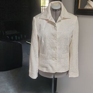 White Tailored Blazer with Notched Lapel and Fitted Waist